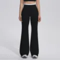 Gros plan détail de pantalon de yoga taille haute avec ceinture contrastée blanche et évasée. - S / Bas / Noir Premium