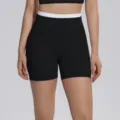 Vue détaillée de short de yoga noir taille haute avec une ceinture côtelée blanche. - S / Bas / Noir Premium