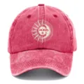 Vista dettagliata del cappellino da baseball rosso lavato con stampa sole e luna sportivo. - Adulto 56-60cm Regolabile / Rosso