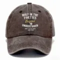 Cappellino da baseball lavato vintage con stampa di testo retrò vissuto, classico dad hat. - Caffè