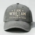 Primo piano del cappellino da baseball grigio slavato con ricamo e slogan alla moda. - Adulto 56-60cm Regolabile / Grigio