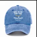 Primo piano dettagliato del berretto blu slavato vintage con slogan retro stampato. - Azzurro