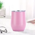 Nahaufnahme des rosa Edelstahl-Weinbechers mit transparentem Deckel auf weißem Tischdetail. - 360ml / Hellrosa