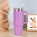 Lila 40oz isolierter Edelstahl Becher mit ergonomischem Griff und praktischem Strohhalm. - 1200ml (40oz) / Lila
