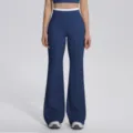 Gros plan détail de pantalon de yoga flare taille haute femme avec ceinture contrastée sport. - S / Bas / Bleu Badge