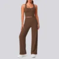 Nahaufnahme des braunen einfarbigen Yoga Sets mit elastischer Textur für hohen Tragekomfort. - S / Oberteil und Unterteil / Kastanienbraun