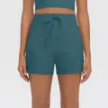 Detalle de los pantalones cortos deportivos de cintura alta con cordon y bolsillos utiles. - S / Bottoms / Cerceta Oscura