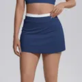 Vue détaillée de la jupe de tennis sportive taille haute avec une ceinture côtelée blanche. - S / Bas / Bleu Badge