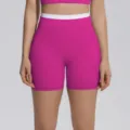 Gros plan détail de short de yoga rose fuchsia taille haute avec ceinture côtelée blanche. - S / Bas / Fruit du Dragon