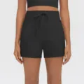 Vista detallada de pantalones cortos deportivos negros de tiro alto con cordón y bolsillos. - S / Bottoms / Negro