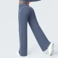 Detail van hoge taille sport uitlopende yogabroek met contrasterende witte biesjes rug. - S / Bottoms / Indigo