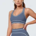 Gedetailleerd overzicht van blauwe sport-bh met witte bies, ademende fitnesskleding. - S / Tops / Indigo