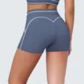 Gedetailleerd uitzicht op yoga-short met hoge taille, contrasterende naden voor fitness. - S / Bottoms / Indigo