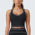 Detailopname van zwarte sportbeha met witte contrasterende bies voor fitness en yoga training. - S / Tops / Premium Zwart