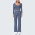 Detailansicht des blauen Langarm-Crop-Tops und der Schlag-Yogahosen mit Paspelierung. - S / Oberteil und Unterteil / Indigoblau