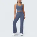 Gedetailleerd uitzicht van de yoga crop top en uitlopende broek met contrasterende bies. - S / Boven- En Onderstuk / Donkerblauw
