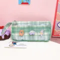 Grünes Karomuster Federmäschchen mit süßen Cartoon Pins, große ästhetische Stiftetasche. - Grün Karriert