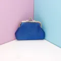 Nahaufnahme einer lebendigen blauen Bügelbörse mit strukturiertem Stoff und elegantem Silberrahmen. - Blau