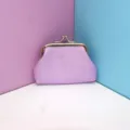 Nahaufnahme des kleinen lilafarbenen Bügel-Geldbeutels, kompakte Stofftasche für den Alltag. - Lila