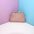 Detailansicht der mini Bügelgeldbörse, rosa Glitzerstoff mit silbernem Metallrahmen. - Gold