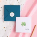 Handgemachte Grußkarte Set mit süßem vierblättrigem Kleeblatt Design und Umschlag. - Vierblättriges Kleeblatt / Mit Umschlag und Siegelaufkleber