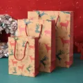 Weihnachtstüten aus Kraftpapier Set mit festlichen Rentiermotiven und schönen Schneeflocken. - Weihnachtsrentier / S
