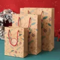 Weihnachtliche Kraftpapier Geschenktüten Set Variante mit festischem Print und Griffen. - Weihnachtsstechpalmenblätter / S