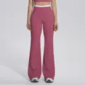 Vue détaillée du pantalon de yoga évasé taille haute pour femmes avec taille contrastée. - S / Bas / Violet Roland