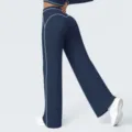 Gedetailleerd overzicht van de hoge wijde sportbroek met contrasterende biesjes. - S / Bottoms / Embleem Blauw