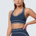 Donkerblauwe sportbeha en legging met contrasterende bies en U-rug voor fitness en yoga. - S / Tops / Embleem Blauw