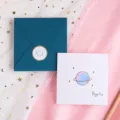 Grusskarten Set mit Umschlag, blauer Umschlag und weisse Karte mit goldenem Planetendesign. - Planet / Mit Umschlag und Siegelaufkleber