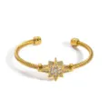 Goldene verdrehte Drahtseil Manschette Armreif mit funkelnden Stern Zirkon Kristalle. - Achtzackiger Stern / Gold