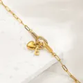 Goldfarbenes Büroklammer-Kettenarmband mit Strass-Knoten, Herz- und Buchstabe-E-Anhänger. - Buchstabe E / Gold