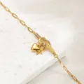 Goldfarbenes Titanstahl Buchstabe F Herz Strass Knoten Armband minimalistisch modisch Schmuck - Buchstabe F / Gold