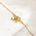 Goldenes Titanstahl Buchstabe G Herz Strass Knoten Armband modisch stapelbar Schmuck - Buchstabe G / Gold