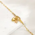 Goldener Armreif aus Titanstahl mit Herzanhänger und dem Anhänger des Buchstabens H. - Buchstabe H / Gold