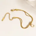 Goldenes Buchstaben-Schlangenketten-Armband mit verstellbarem Verschluss und Zirkon-Anhänger. - Buchstabe C