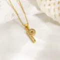 Goldene P Buchstaben Anhänger Halskette mit funkelnden Strasssteinen, Titanstahl Kette. - Buchstabe P