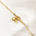 Goldfarbenes Armband aus Titanstahl mit Büroklammerkette, Buchstabe N, Herz und Strassknoten. - Buchstabe N / Gold