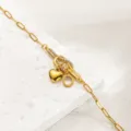 Goldenes Titanstahl Paperclip Kettenarmband mit Strass Knoten Herz und Buchstabe O Anhänger. - Buchstabe O / Gold