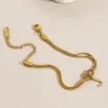 Goldener Titanstahl Schlangenkette Armband mit Initiale J Anhänger verstellbar. - Buchstabe J