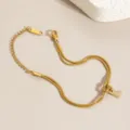 Vergoldetes Titanstahl doppelte Schlangenkette Armband mit funkelndem Buchstaben K Anhänger. - Buchstabe K
