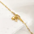 Goldener Initstaben R Herz Strass Knoten Armband Titanstahl stapelbarer Modeschmuck - Buchstabe R / Gold