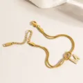 Vergoldetes Titanstahl Doppel Schlangenkette Armband mit Strass Buchstabe M Anhänger. - M