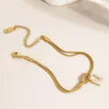 Vergoldete Edelstahl Buchstaben N Schlangenkette Armband mit Knoten Design und Zirkonia. - Buchstabe N