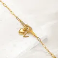 Goldener Titanstahl Buchstaben Herz Strass Knoten Armband stilvolle Schmuck Variante. - Buchstabe V / Gold