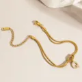 Vergoldetes Titanstahl doppeltes Schlangenketten Armband mit Buchstabe Q Kristall Anhänger. - Buchstabe Q