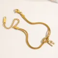 Elegantes 18k vergoldetes Titanstahl Schlangenketten Armband mit funkelndem Buchstaben R. - Buchstabe R