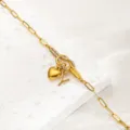 Goldfarbenes Titanstahl Büroklammer Kettenarmband mit Strass Knoten, Herz und Buchstabe Y Anhänger. - Buchstabe Y / Gold