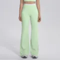 Vue détaillée du pantalon de yoga évasé taille haute vert clair avec ceinture blanche contrastée. - S / Bas / Vert Fruit Léger